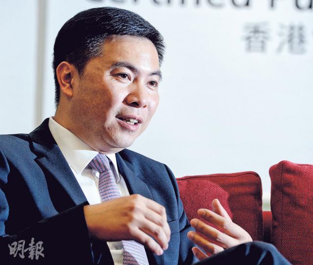 會計師公會會長何超平以警察執法不能同時審判為比喻,認為政府將會計業界的調查與執法權力集中在財匯局手上,是不公道的做法。(劉焌陶攝) 會計師公會會長何超平以警察執法不能同時審判為比喻,認為政府將會計業界的調查與執法權力集中在財匯局手上,是不公道的做法。(劉焌陶攝)