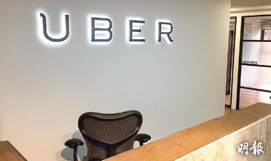 近日進軍本港的電召車手機應用程式Uber,其合法性受到非議。本報記者上周分別以乘客及司機身分,試搭Uber及申請成為其司機時發現,無論司機、Uber職員及相關文件,均確認Uber在車資上抽兩成作收入,車資則以「Uber B.V.」名義在海外過數,有警員形容Uber是走法律罅。(明報記者攝)記者上周以乘客身分試坐Uber客貨車,其間並無帶貨,司機未有阻止記者上車,又指車程不涉現金交收,是在「走法律罅」。言談間他又透露Uber和司機是以「二八分帳」模式運作,並以手勢展示Uber收兩成。(明報記者攝) 近日進軍本港的電召車手機應用程式Uber,其合法性受到非議。本報記者上周分別以乘客及司機身分,試搭Uber及申請成為其司機時發現,無論司機、Uber職員及相關文件,均確認Uber在車資上抽兩成作收入,車資則以「Uber B.V.」名義在海外過數,有警員形容Uber是走法律罅。(明報記者攝)記者上周以乘客身分試坐Uber客貨車,其間並無帶貨,司機未有阻止記者上車,又指車程不涉現金交收,是在「走法律罅」。言談間他又透露Uber和司機是以「二八分帳」模式運作,並以手勢展示Uber收兩成。(明報記者攝)