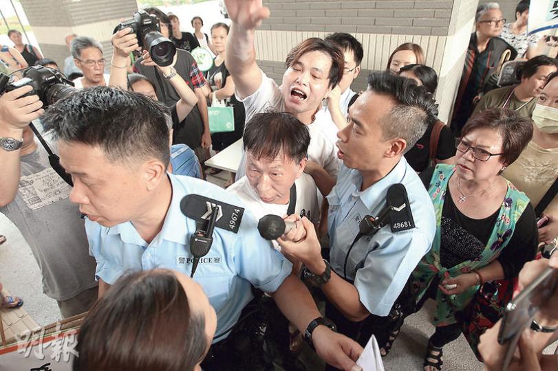 民協昨於啟晴邨舉行記者會,要求衛生防護中心派員入邨替邨民驗血,並指年初已收到投訴,化驗發現其中一個單位的水龍頭不符合規定,其間有居民不滿民協,展開罵戰,要警察到場處理。(林俊源攝)民主黨昨於葵聯邨召開居民大會,立法會議員黃碧雲向居民講解食水含鉛事件,她展示從該邨一住戶家中水龍頭濾水器取出的雜質,反映食水質素成疑,該黨昨起收集住戶水辦化驗。(林俊源攝) 民協昨於啟晴邨舉行記者會,要求衛生防護中心派員入邨替邨民驗血,並指年初已收到投訴,化驗發現其中一個單位的水龍頭不符合規定,其間有居民不滿民協,展開罵戰,要警察到場處理。(林俊源攝)民主黨昨於葵聯邨召開居民大會,立法會議員黃碧雲向居民講解食水含鉛事件,她展示從該邨一住戶家中水龍頭濾水器取出的雜質,反映食水質素成疑,該黨昨起收集住戶水辦化驗。(林俊源攝)