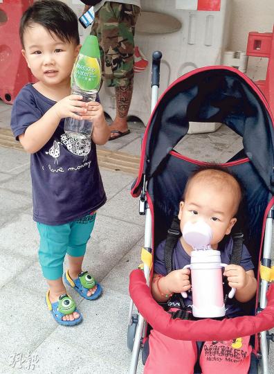 葵聯邨住戶吳太育有3歲兒子和1歲女兒(圖),因女兒仍是以母乳餵養,吳太說擔心子女中鉛毒,對政府只為啟晴邨住戶驗血失望。(田青青攝)啟晴邨昨放置了8個大水箱和兩架水車供居民取水,住戶要下樓取水,部分家庭要出動小孩。(林俊源攝) 葵聯邨住戶吳太育有3歲兒子和1歲女兒(圖),因女兒仍是以母乳餵養,吳太說擔心子女中鉛毒,對政府只為啟晴邨住戶驗血失望。(田青青攝)啟晴邨昨放置了8個大水箱和兩架水車供居民取水,住戶要下樓取水,部分家庭要出動小孩。(林俊源攝)