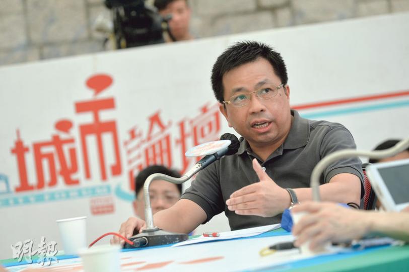 測量師學會會長何鉅業昨在《城市論壇》上建議政府先成立「樓宇維修工程諮詢委員會」,建立全港樓宇維修資料庫,以加強市場透明度,令公眾對圍標有更高警覺。(蘇智鑫攝) 測量師學會會長何鉅業昨在《城市論壇》上建議政府先成立「樓宇維修工程諮詢委員會」,建立全港樓宇維修資料庫,以加強市場透明度,令公眾對圍標有更高警覺。(蘇智鑫攝)