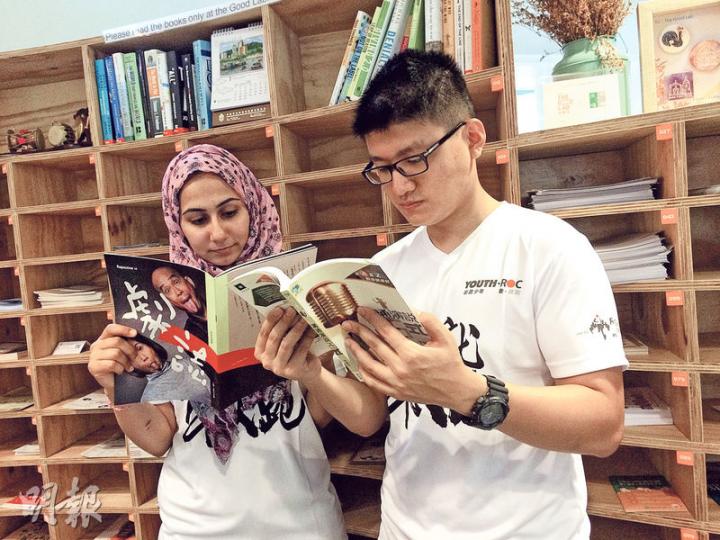 自小在港生活的尼泊爾裔學生Chandan Rai(右)和巴基斯坦裔學生Sadia(左),能說一口流利粵語和看中文書。(余瑋攝) 自小在港生活的尼泊爾裔學生Chandan Rai(右)和巴基斯坦裔學生Sadia(左),能說一口流利粵語和看中文書。(余瑋攝)
