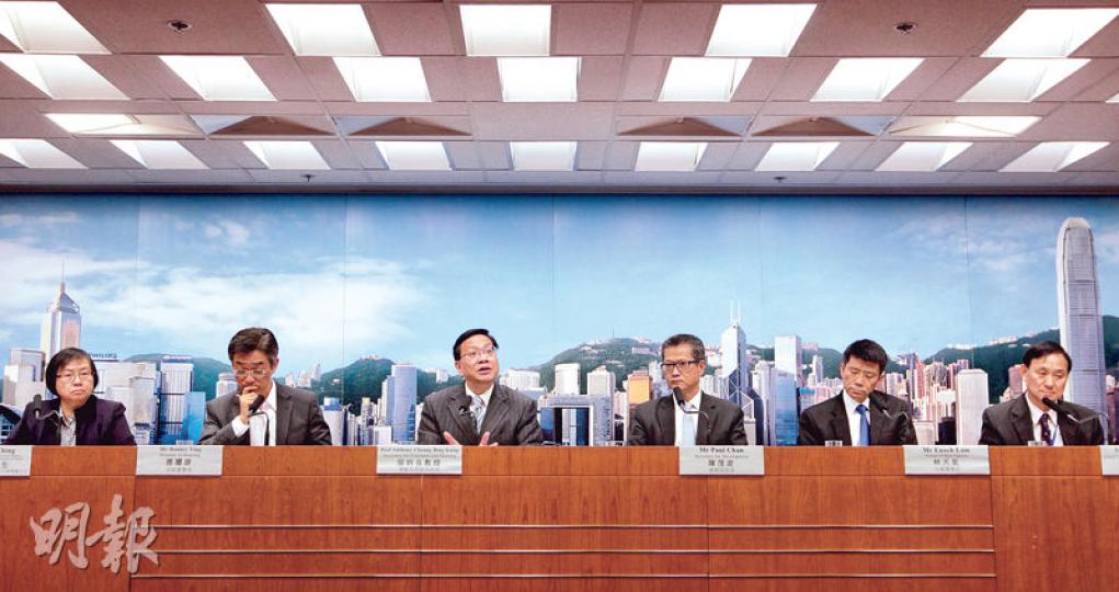 運輸及房屋局長張炳良(左三)說,房署昨已聯繫承建商,商討在啟晴邨更換全部喉管。發展局長陳茂波(右三)則稱,政府成立專責小組調查事件。左一為衛生防護中心監測及流行病學處主任程卓端,左二為房屋署長應耀康,右二為水務署長林天星,右一為水務署總水務化驗師陳健民。(李澤彤攝)負責啟晴邨水喉工程的持牌水喉匠林德深(中),昨早往位於入境事務大樓的水務署開會。中午飯後,他返回該署開會前承認部分駁入屋邨大廈的水喉由他負責,出問題「會負責任」。但他返回入境處大樓後,至晚上未再現身。(蘇智鑫攝)政府昨派員到4個林德深 運輸及房屋局長張炳良(左三)說,房署昨已聯繫承建商,商討在啟晴邨更換全部喉管。發展局長陳茂波(右三)則稱,政府成立專責小組調查事件。左一為衛生防護中心監測及流行病學處主任程卓端,左二為房屋署長應耀康,右二為水務署長林天星,右一為水務署總水務化驗師陳健民。(李澤彤攝)負責啟晴邨水喉工程的持牌水喉匠林德深(中),昨早往位於入境事務大樓的水務署開會。中午飯後,他返回該署開會前承認部分駁入屋邨大廈的水喉由他負責,出問題「會負責任」。但他返回入境處大樓後,至晚上未再現身。(蘇智鑫攝)政府昨派員到4個林德深