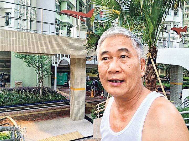 居於滿晴樓的58歲退休人士譚先生(圖)稱,「每日用水個心都有件事」,指水質問題令他每天用水都充滿心理壓力。(王慧瓊攝) 居於滿晴樓的58歲退休人士譚先生(圖)稱,「每日用水個心都有件事」,指水質問題令他每天用水都充滿心理壓力。(王慧瓊攝)