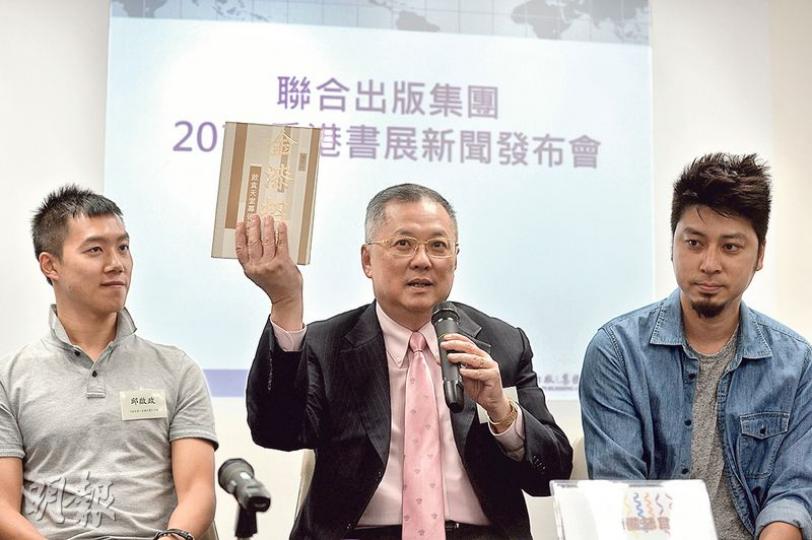 自由黨張宇人今年都有出書《金漆招牌》,講香港飲食品牌成功之路,並由佢個仔為新書封面做設計,封面書名都係金色。(鄧宗弘攝) 自由黨張宇人今年都有出書《金漆招牌》,講香港飲食品牌成功之路,並由佢個仔為新書封面做設計,封面書名都係金色。(鄧宗弘攝)