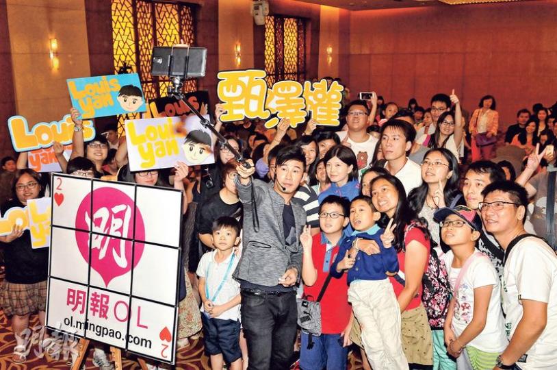 「香港魔法王」甄澤權應明報娛樂及明報OL網邀請,與讀者進行「甄澤權—— Chat in the Magic Moment」,更喜迎下周一(20日)全新OL網正式啟動。(攝影﹕孫華中、鍾偉茵)即使完騷後,明報讀者仍排隊要求簽名合照,甄澤權有求必應。(攝影﹕孫華中、鍾偉茵)甄澤權屬於親民魔術師,所以獲得不少擁躉支持。(攝影﹕孫華中、鍾偉茵)小讀者視甄澤權為偶像,更模仿其魔法手勢。(攝影﹕孫華中、鍾偉茵)主持人Debby(右)對魔術甚有興趣,乘機向甄澤權偷師。(攝影﹕孫華中、鍾偉茵)(攝影﹕孫華中、鍾 「香港魔法王」甄澤權應明報娛樂及明報OL網邀請,與讀者進行「甄澤權—— Chat in the Magic Moment」,更喜迎下周一(20日)全新OL網正式啟動。(攝影﹕孫華中、鍾偉茵)即使完騷後,明報讀者仍排隊要求簽名合照,甄澤權有求必應。(攝影﹕孫華中、鍾偉茵)甄澤權屬於親民魔術師,所以獲得不少擁躉支持。(攝影﹕孫華中、鍾偉茵)小讀者視甄澤權為偶像,更模仿其魔法手勢。(攝影﹕孫華中、鍾偉茵)主持人Debby(右)對魔術甚有興趣,乘機向甄澤權偷師。(攝影﹕孫華中、鍾偉茵)(攝影﹕孫華中、鍾
