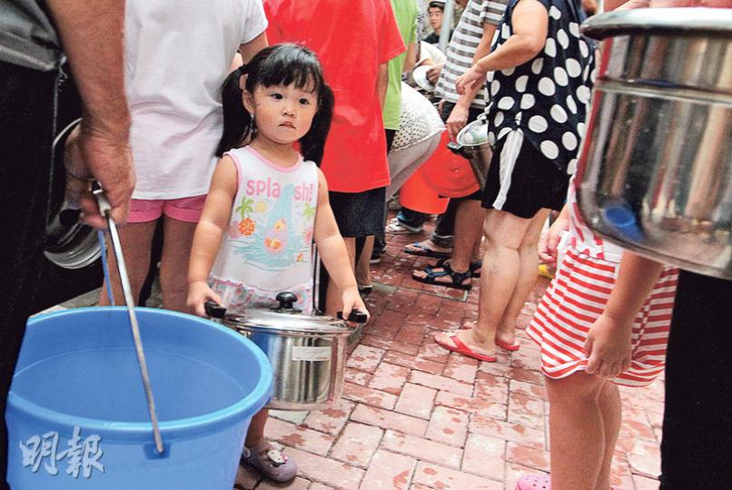 葵聯邨食水樣本被驗出含鉛量超標,水務署派出水車額外提供食水,連小童亦拿煲取水。(李澤彤攝)朱女士一家四口居於葵聯邨,她稱入伙時曾感到食水有異樣,已自行安裝濾水器,如證實食水有問題,亦會外出取水。(衛永康攝) 葵聯邨食水樣本被驗出含鉛量超標,水務署派出水車額外提供食水,連小童亦拿煲取水。(李澤彤攝)朱女士一家四口居於葵聯邨,她稱入伙時曾感到食水有異樣,已自行安裝濾水器,如證實食水有問題,亦會外出取水。(衛永康攝)