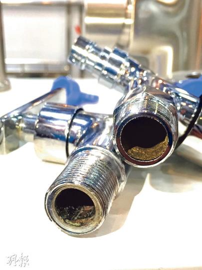 深圳一建材店職員向記者展示兩款分別是合成金製水龍頭(左)及銅製水龍頭(右),前者喉管已有氧化迹象,店員直言其水不宜飲用。(林俊源攝) 深圳一建材店職員向記者展示兩款分別是合成金製水龍頭(左)及銅製水龍頭(右),前者喉管已有氧化迹象,店員直言其水不宜飲用。(林俊源攝)