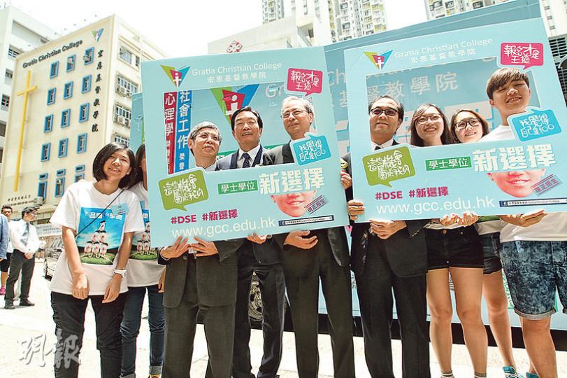 宏恩基督教學院校長崔康常(右六)稱,該校首年提供3個全日制學士課程,每科收生60人,首兩年學費各6萬元,後兩年各為6.5萬元。(林俊源攝) 宏恩基督教學院校長崔康常(右六)稱,該校首年提供3個全日制學士課程,每科收生60人,首兩年學費各6萬元,後兩年各為6.5萬元。(林俊源攝)