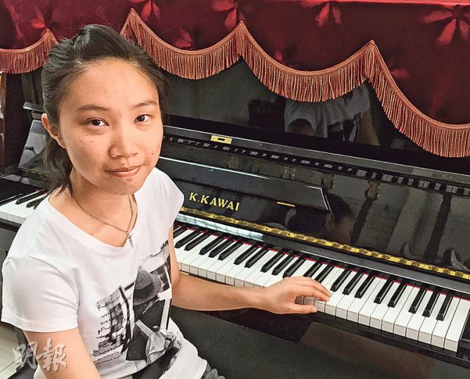 廖康喬(圖)小時候不懂表達情感,直至在宿舍學彈琴後,藉哀傷的琴音宣泄情緒,曾邊彈邊哭,她現已在鋼琴試考獲三級。康喬今日文憑試放榜,希望能入讀社工系,將來做社工。(黃津琪攝) 廖康喬(圖)小時候不懂表達情感,直至在宿舍學彈琴後,藉哀傷的琴音宣泄情緒,曾邊彈邊哭,她現已在鋼琴試考獲三級。康喬今日文憑試放榜,希望能入讀社工系,將來做社工。(黃津琪攝)