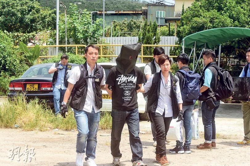 警方昨日在上水搗破偽造信用卡集團,分別在彩園邨及高埔村(圖)拘捕兩名主腦,檢獲大批偽造信用卡及製造假卡工具。(鍾炳然攝) 警方昨日在上水搗破偽造信用卡集團,分別在彩園邨及高埔村(圖)拘捕兩名主腦,檢獲大批偽造信用卡及製造假卡工具。(鍾炳然攝)