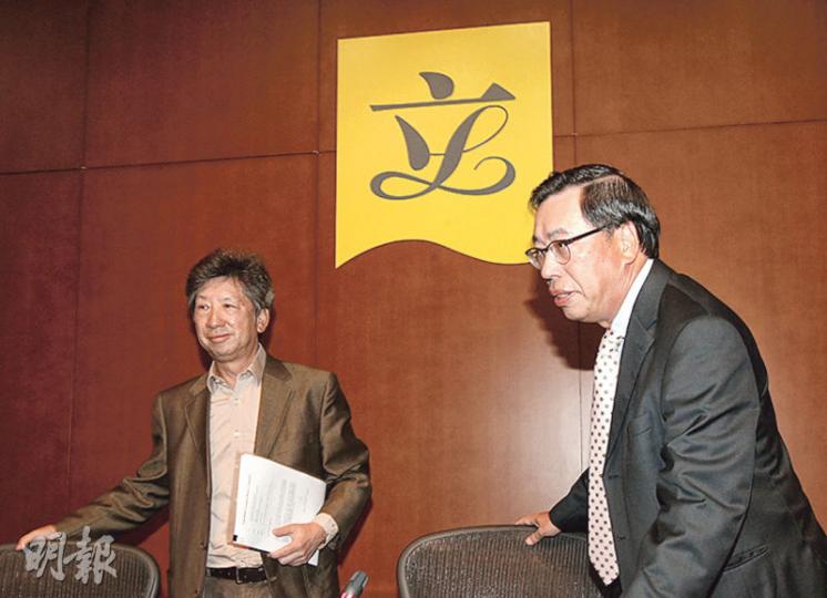 立法會內務委員會昨召開記者會交代過去一年工作。主席梁君彥(右)說,過去一個年度內會共舉行31次例會和1次特別會議。截至本月13日,共有23項政府法案獲立法會通過,1項被否決。左為副主席湯家驊。(李紹昌攝) 立法會內務委員會昨召開記者會交代過去一年工作。主席梁君彥(右)說,過去一個年度內會共舉行31次例會和1次特別會議。截至本月13日,共有23項政府法案獲立法會通過,1項被否決。左為副主席湯家驊。(李紹昌攝)