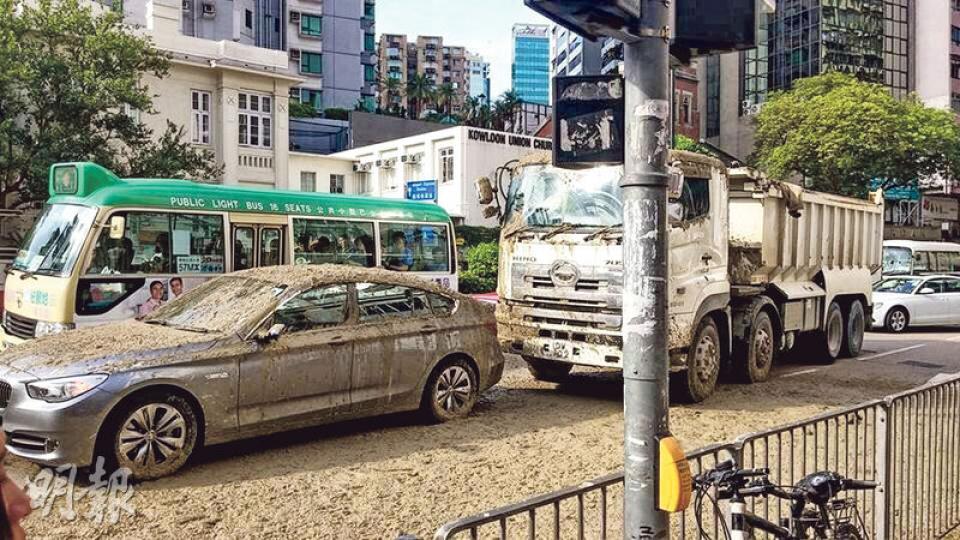 車禍中「禍不單行」的寶馬私家車(前)被泥頭車(後)從後撞中後,復遭泥頭車瀉出的泥水「照頭淋」,變成「泥馬」。(網友Kent Liu攝) 車禍中「禍不單行」的寶馬私家車(前)被泥頭車(後)從後撞中後,復遭泥頭車瀉出的泥水「照頭淋」,變成「泥馬」。(網友Kent Liu攝)