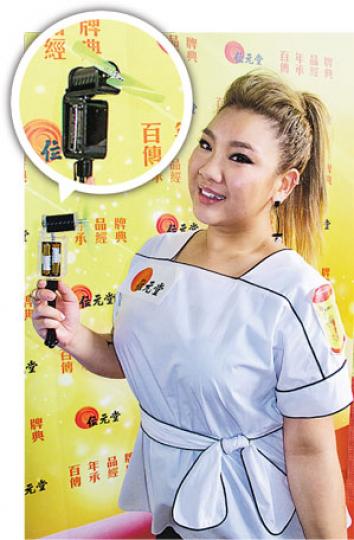 欣宜大讚手上的新款小型風扇很夠涼。(攝影﹕娛樂組) 欣宜大讚手上的新款小型風扇很夠涼。(攝影﹕娛樂組)