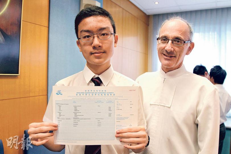 15歲喇沙書院考生黃澤鉅(左)考獲4科5**、1科5*及2科5級,他對成績十分滿意,希望可入讀中大理學院。(林俊源攝) 15歲喇沙書院考生黃澤鉅(左)考獲4科5**、1科5*及2科5級,他對成績十分滿意,希望可入讀中大理學院。(林俊源攝)