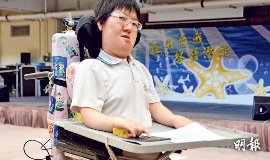 (蘇智鑫攝)就讀特殊學校耀能協會羅怡基紀念學校的周佩珊(左),雖只有右手拇指及食指可郁動,仍考獲5科21分,其班主任林老師(右)說佩珊一向自主學習,非常自律。(蘇智鑫攝) (蘇智鑫攝)就讀特殊學校耀能協會羅怡基紀念學校的周佩珊(左),雖只有右手拇指及食指可郁動,仍考獲5科21分,其班主任林老師(右)說佩珊一向自主學習,非常自律。(蘇智鑫攝)