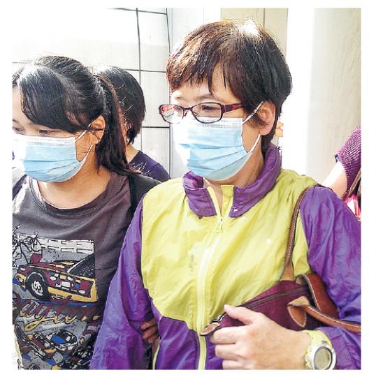 事發當日跟隨救護車到醫院的基真小學副校長石玲(右),昨於庭上一度扮演死者家屬得悉噩耗後的情緒及反應,更稱死者當時「真係死唔眼閉」。(章淑廉攝) 事發當日跟隨救護車到醫院的基真小學副校長石玲(右),昨於庭上一度扮演死者家屬得悉噩耗後的情緒及反應,更稱死者當時「真係死唔眼閉」。(章淑廉攝)