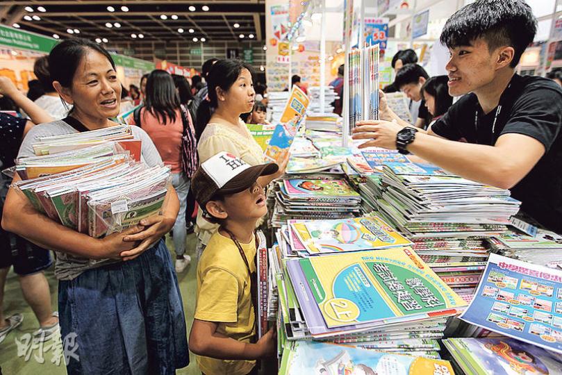 書展昨日開幕,不少家長帶同子女到場選購補充練習,當中部分家長購買的數量甚多,甚至帶備行李箱入貨。(林俊源攝)Mrs. Jade有兩名港美混血女兒(圖)就讀直資小學,昨日帶備行李箱選購補充練習,花費約800元,中、英、數等科目都買,當中特別多買中文科練習。Mrs. Jade說,女兒「始終係外國人」,學中文會比較困難,入學初時甚至不懂中文,幸學校有非華語班協助,後來才跟上進度。(鄧力行攝)來自廣東湛江的張先生(右)對政治書最感興趣,遂到出版商「次文化堂」攤位看看。他說想了解香港文化,「睇下有咩值得我 書展昨日開幕,不少家長帶同子女到場選購補充練習,當中部分家長購買的數量甚多,甚至帶備行李箱入貨。(林俊源攝)Mrs. Jade有兩名港美混血女兒(圖)就讀直資小學,昨日帶備行李箱選購補充練習,花費約800元,中、英、數等科目都買,當中特別多買中文科練習。Mrs. Jade說,女兒「始終係外國人」,學中文會比較困難,入學初時甚至不懂中文,幸學校有非華語班協助,後來才跟上進度。(鄧力行攝)來自廣東湛江的張先生(右)對政治書最感興趣,遂到出版商「次文化堂」攤位看看。他說想了解香港文化,「睇下有咩值得我