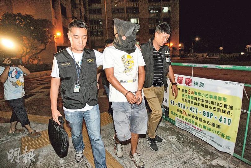 探員憑走廊遺下的「油路」追蹤,拘捕3度以淋漆油等方式刑事毁壞鄰居單位的男子,事後將疑犯押返寓所搜查,檢獲吸毒工具。(伍浦鋒攝) 探員憑走廊遺下的「油路」追蹤,拘捕3度以淋漆油等方式刑事毁壞鄰居單位的男子,事後將疑犯押返寓所搜查,檢獲吸毒工具。(伍浦鋒攝)