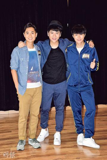 鄭俊弘(左起)、許廷鏗及胡鴻鈞為《港姐》主題曲《一夜成名》MV排舞。(攝影﹕梁迺楠)龐卓欣(左)舞技勝朱嘉莉(右)一籌。(攝影﹕梁迺楠)「10A女神」麥明詩是胡鴻鈞心水之選。(攝影﹕梁迺楠) 鄭俊弘(左起)、許廷鏗及胡鴻鈞為《港姐》主題曲《一夜成名》MV排舞。(攝影﹕梁迺楠)龐卓欣(左)舞技勝朱嘉莉(右)一籌。(攝影﹕梁迺楠)「10A女神」麥明詩是胡鴻鈞心水之選。(攝影﹕梁迺楠)
