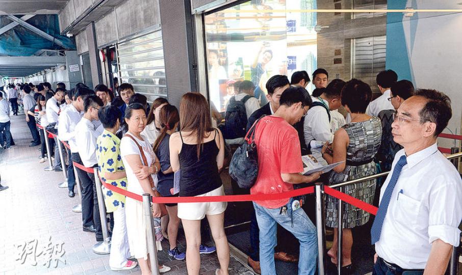 喜薈公布首批100伙售價,單位折實入場費504萬元起,整批單位折實均價為1.24萬元,比同區喜雅二手呎價約1.4萬元低逾一成,昨日吸引大批準買家參觀示範單位。(劉焌陶攝) 喜薈公布首批100伙售價,單位折實入場費504萬元起,整批單位折實均價為1.24萬元,比同區喜雅二手呎價約1.4萬元低逾一成,昨日吸引大批準買家參觀示範單位。(劉焌陶攝)
