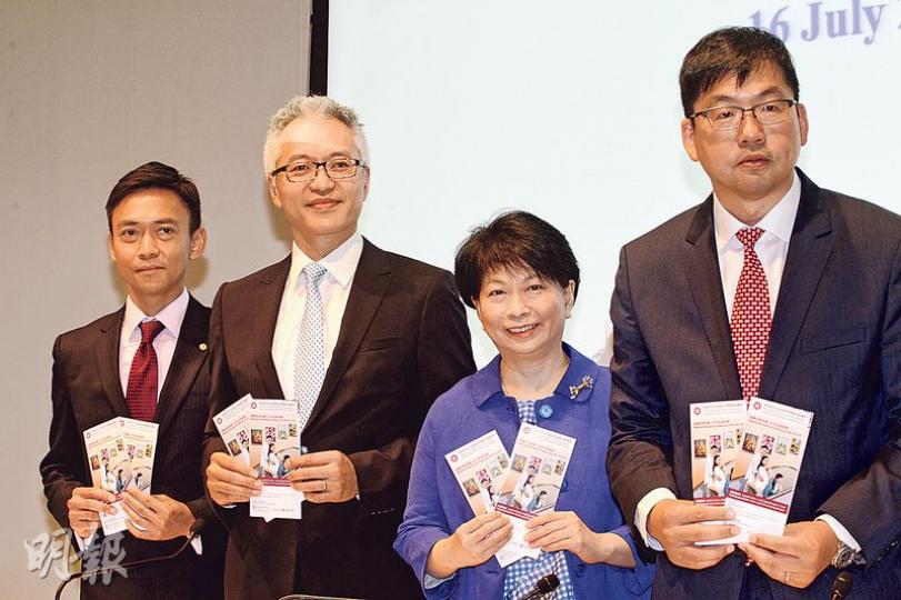 金管局昨日於記者會上公布,第5批iBond將於下周二早上9時開始接受認購,並於本月29日下午2時結束,申請人可在全港21家配售銀行,逾千家分行遞交申請,亦可透過證券經紀或香港結算公司認購。圖左為中銀香港全球市場副總經理梁偉基,右二為金管局主管(貨幣)陳葉小明(右二)。(李紹昌攝) 金管局昨日於記者會上公布,第5批iBond將於下周二早上9時開始接受認購,並於本月29日下午2時結束,申請人可在全港21家配售銀行,逾千家分行遞交申請,亦可透過證券經紀或香港結算公司認購。圖左為中銀香港全球市場副總經理梁偉基,右二為金管局主管(貨幣)陳葉小明(右二)。(李紹昌攝)