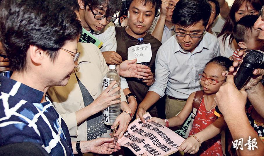 政務司長林鄭月娥(左)昨到荃灣出席區議會特別會議,多黨包括民主黨、工黨和民建聯到場包圍她請願,要求交代食水含鉛超標問題。工黨帶來一樽在水泉澳邨倒出的食水,稱若政府認為該邨食水沒問題,林太便應親嘗。林太接過請願信,由隨行人員收取請願用的食水,沒有試飲。(李澤彤攝)負責啟晴邨及葵聯邨二期水喉工程的持牌水喉匠林德深(左)昨早出席港台節目時,稱政府未有查明責任就公布他的名字,對他不公平,令他「食死貓」。(劉焌陶攝)房委會昨舉行簡介會討論公屋食水含鉛事件,運房局長張炳良(左)會後說,將成立10人檢討委員會 政務司長林鄭月娥(左)昨到荃灣出席區議會特別會議,多黨包括民主黨、工黨和民建聯到場包圍她請願,要求交代食水含鉛超標問題。工黨帶來一樽在水泉澳邨倒出的食水,稱若政府認為該邨食水沒問題,林太便應親嘗。林太接過請願信,由隨行人員收取請願用的食水,沒有試飲。(李澤彤攝)負責啟晴邨及葵聯邨二期水喉工程的持牌水喉匠林德深(左)昨早出席港台節目時,稱政府未有查明責任就公布他的名字,對他不公平,令他「食死貓」。(劉焌陶攝)房委會昨舉行簡介會討論公屋食水含鉛事件,運房局長張炳良(左)會後說,將成立10人檢討委員會