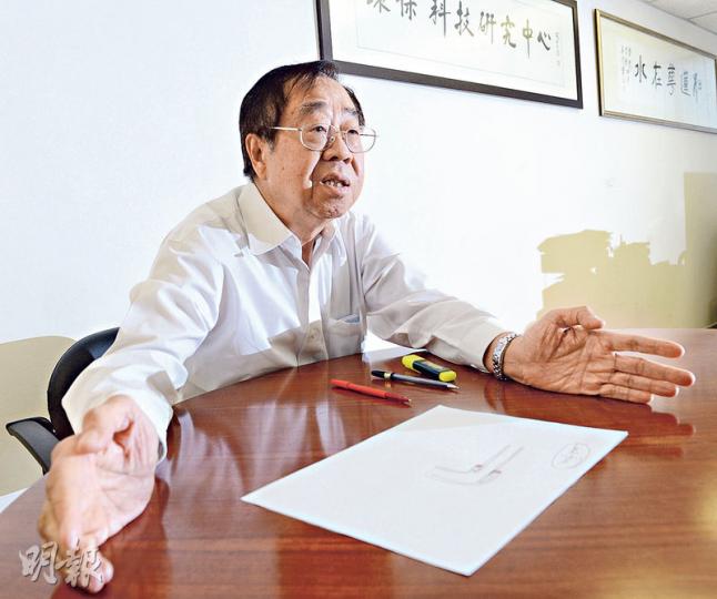 前水務署長高贊覺笑說自己「識做人」,一上任已邀請全港立法會、區議會議員到濾水廠吃自助餐,並親自講解為何要購買東江水,又指在任期間每月與傳媒飯敘兩次。被問到政府現時是否識做,他稱﹕「你自己知。」此刻他認同官方的「拉勻一生論」,記者以市民角度反問,「若你是當事人,你驚嗎?」高堅稱,「我真係唔驚。你話叫人(官員)去飲兩啖係無意思,飲一次梗係無事,它不是毒藥。」(劉焌陶攝)高贊覺即席繪圖,分析食水含鉛的起因。他表示,水喉一般以錫焊料接駁而成,若水喉匠的手工好,兩支水喉的駁位較深入,焊料只會停留在接駁點( 前水務署長高贊覺笑說自己「識做人」,一上任已邀請全港立法會、區議會議員到濾水廠吃自助餐,並親自講解為何要購買東江水,又指在任期間每月與傳媒飯敘兩次。被問到政府現時是否識做,他稱﹕「你自己知。」此刻他認同官方的「拉勻一生論」,記者以市民角度反問,「若你是當事人,你驚嗎?」高堅稱,「我真係唔驚。你話叫人(官員)去飲兩啖係無意思,飲一次梗係無事,它不是毒藥。」(劉焌陶攝)高贊覺即席繪圖,分析食水含鉛的起因。他表示,水喉一般以錫焊料接駁而成,若水喉匠的手工好,兩支水喉的駁位較深入,焊料只會停留在接駁點(