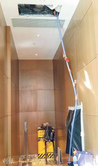 上月底喜雅屋苑大堂中央冷氣系統損壞,房協要從冷氣機接駁喉管至地面膠桶以防滴水,有業主批評房協的維修工程慢,逾一周仍未完成,房協則稱已積極跟進。(黃俊鋒攝) 上月底喜雅屋苑大堂中央冷氣系統損壞,房協要從冷氣機接駁喉管至地面膠桶以防滴水,有業主批評房協的維修工程慢,逾一周仍未完成,房協則稱已積極跟進。(黃俊鋒攝)