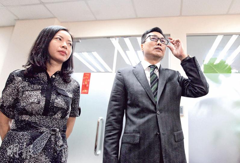 《成報》昨傳出因未能清繳印刷費,以致今日要停刊,成報主席谷卓恒(右)及畢馬威臨時清盤人黃詠詩(左)昨就此開會。(李澤彤攝) 《成報》昨傳出因未能清繳印刷費,以致今日要停刊,成報主席谷卓恒(右)及畢馬威臨時清盤人黃詠詩(左)昨就此開會。(李澤彤攝)