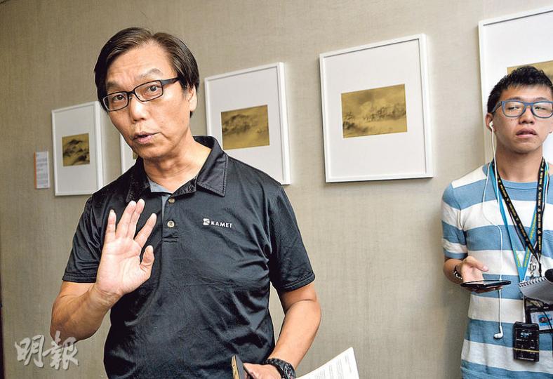 民主黨創黨成員黃成智(圖左)因早前發起政改「袋住先」聯署,民主黨中委昨晚決定革除其黨籍,主席劉慧卿會後表示,黃成智的行為有損黨聲譽。黃成智昨晚曾現身民主黨中委會,逗留約10分鐘後離開,他當時說會以平常心面對,亦不覺得民主黨會將他「踢走」。(蘇智鑫攝) 民主黨創黨成員黃成智(圖左)因早前發起政改「袋住先」聯署,民主黨中委昨晚決定革除其黨籍,主席劉慧卿會後表示,黃成智的行為有損黨聲譽。黃成智昨晚曾現身民主黨中委會,逗留約10分鐘後離開,他當時說會以平常心面對,亦不覺得民主黨會將他「踢走」。(蘇智鑫攝)