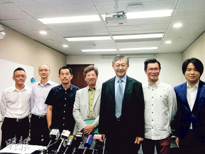 民主思路噚日同傳媒茶敘,講吓未來工作同介紹新加入嘅榮譽顧問施永青(右三)。左起為「民主思路」聯席召集人劉培榮、陳祖為、葉健民、召集人湯家驊、施永青、聯席召集人賴卓彬、總幹事袁彌昌。(梁卓怡攝) 民主思路噚日同傳媒茶敘,講吓未來工作同介紹新加入嘅榮譽顧問施永青(右三)。左起為「民主思路」聯席召集人劉培榮、陳祖為、葉健民、召集人湯家驊、施永青、聯席召集人賴卓彬、總幹事袁彌昌。(梁卓怡攝)