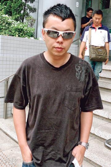 曾演出《愛.回家》的李霖恩(圖)承認醉駕,被罰款及停牌。他向記者苦笑道「無車揸點算」。(何偉畧攝) 曾演出《愛.回家》的李霖恩(圖)承認醉駕,被罰款及停牌。他向記者苦笑道「無車揸點算」。(何偉畧攝)