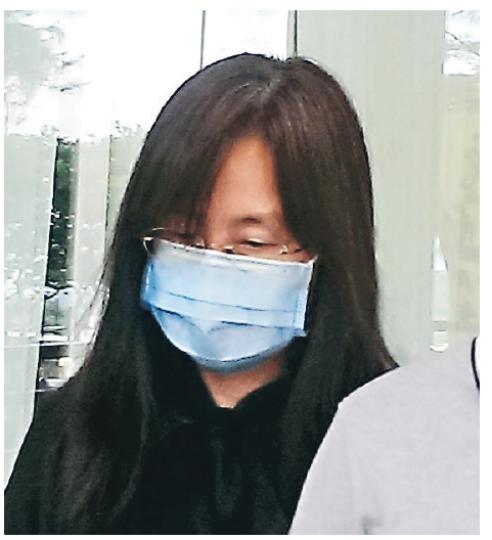 基真小學副校長高婉華昨稱,事發時憑其常識推斷死者羅芍淇從高處墮樓,惟她事發後沒有追查事發原因,稱為避免自己情緒失控。(章淑廉攝) 基真小學副校長高婉華昨稱,事發時憑其常識推斷死者羅芍淇從高處墮樓,惟她事發後沒有追查事發原因,稱為避免自己情緒失控。(章淑廉攝)