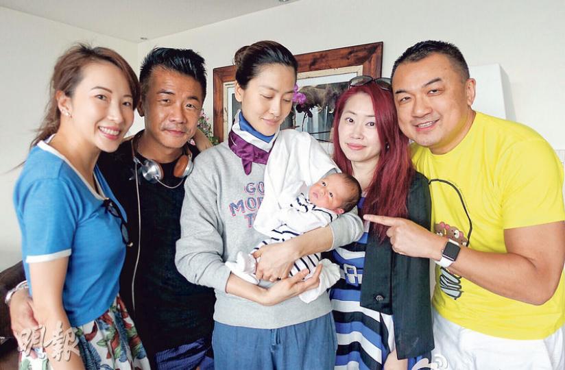 雖然大批朋友探望,但周汶錡這位新手媽媽的視線卻離不開囝囝。(微博圖片)Jacques眼仔睩睩望住鏡頭,十分可愛。(微博圖片)周汶錡跟隨傳統煲薑醋贈親友。(微博圖片) 雖然大批朋友探望,但周汶錡這位新手媽媽的視線卻離不開囝囝。(微博圖片)Jacques眼仔睩睩望住鏡頭,十分可愛。(微博圖片)周汶錡跟隨傳統煲薑醋贈親友。(微博圖片)