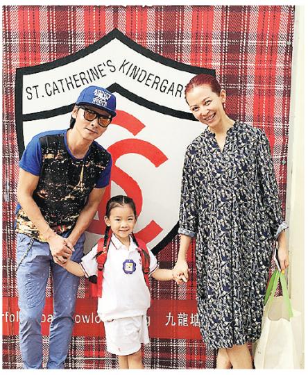 蔡少芬與張晉齊齊拖着女兒「小湯圓」在學校的標誌前留影。(微博圖片) 蔡少芬與張晉齊齊拖着女兒「小湯圓」在學校的標誌前留影。(微博圖片)
