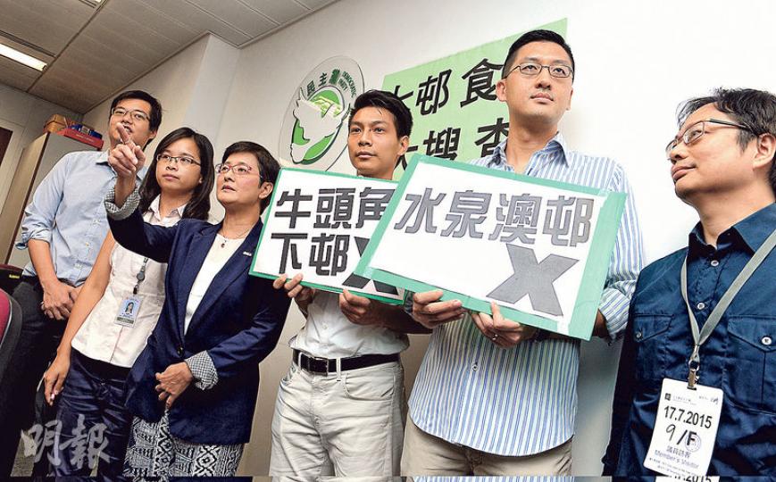 民主黨黃碧雲(左三)7月14日為全港7座公共屋邨做第三輪抽樣化驗,包括九龍長沙灣邨、德朗邨、油麗邨和牛頭角下邨、新界西龍逸邨,以及新界東怡明邨和水泉澳邨,發現牛頭角下邨有3單位含鉛超標,這些單位中的部分單位,食水含鎳量亦超標。水泉澳邨則有一單位含鉛超標24倍。(劉焌陶攝) 民主黨黃碧雲(左三)7月14日為全港7座公共屋邨做第三輪抽樣化驗,包括九龍長沙灣邨、德朗邨、油麗邨和牛頭角下邨、新界西龍逸邨,以及新界東怡明邨和水泉澳邨,發現牛頭角下邨有3單位含鉛超標,這些單位中的部分單位,食水含鎳量亦超標。水泉澳邨則有一單位含鉛超標24倍。(劉焌陶攝)