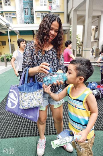 居於牛頭角下邨3年的黎太育有4歲兒子。她說食水若真的有問題,即代表兒子已飲了3年問題水,非常擔心其健康成長問題。「有聽過用前先開水一段時,但水費誰付?除非水費半價啦!」(樊銳昌攝)美孚新邨居民朱太(圖)與丈夫遷入1年多,得悉屋苑有單位驗出水樣本的鎳含量超標後感擔心,因夫妻育有10個月大的女兒,擔心會危及孩子。朱先生稱,一直關注食水水質,入伙時已在家中浴室及廚房水龍頭裝上濾水器,相信能過濾重金屬,惟安全起見會加強檢查水喉及考慮換濾水器。夫婦認為政府反應過慢,但目前資訊太多,誰是誰非仍難以判斷。(林 居於牛頭角下邨3年的黎太育有4歲兒子。她說食水若真的有問題,即代表兒子已飲了3年問題水,非常擔心其健康成長問題。「有聽過用前先開水一段時,但水費誰付?除非水費半價啦!」(樊銳昌攝)美孚新邨居民朱太(圖)與丈夫遷入1年多,得悉屋苑有單位驗出水樣本的鎳含量超標後感擔心,因夫妻育有10個月大的女兒,擔心會危及孩子。朱先生稱,一直關注食水水質,入伙時已在家中浴室及廚房水龍頭裝上濾水器,相信能過濾重金屬,惟安全起見會加強檢查水喉及考慮換濾水器。夫婦認為政府反應過慢,但目前資訊太多,誰是誰非仍難以判斷。(林