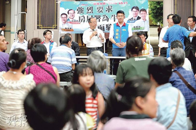 民主黨公布化驗結果後,民建聯晚上6時即在牛頭角下邨舉行居民大會,並稱今早會派快速驗水車到邨內幫居民驗水辦。橫額前為立法會議員陳鑑林(左)和社區幹事張姚彬(右)出席居民大會。(樊銳昌攝) 民主黨公布化驗結果後,民建聯晚上6時即在牛頭角下邨舉行居民大會,並稱今早會派快速驗水車到邨內幫居民驗水辦。橫額前為立法會議員陳鑑林(左)和社區幹事張姚彬(右)出席居民大會。(樊銳昌攝)