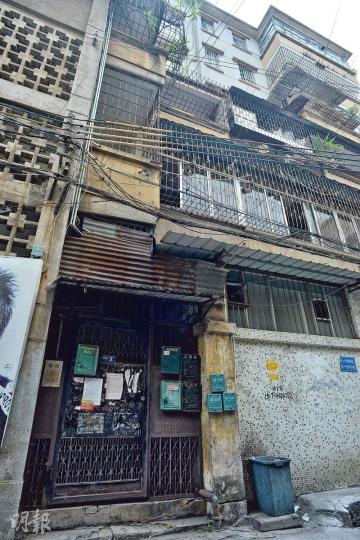 記者昨午抵達何標記大股東何文標於江門市的報住地址,惟屋內沒有人居住。有鄰居表示何文標一家已搬走多年。(蘇智鑫攝) 記者昨午抵達何標記大股東何文標於江門市的報住地址,惟屋內沒有人居住。有鄰居表示何文標一家已搬走多年。(蘇智鑫攝)