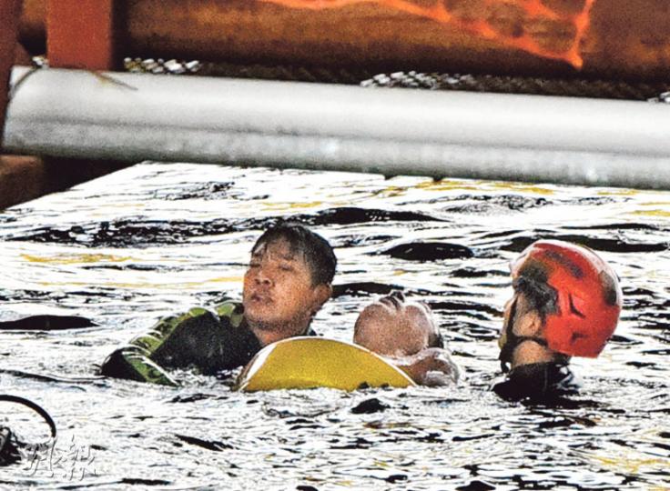 消防蛙人經過個多小時搜索,在東區走廊一個橋躉對下海底救起遇溺失蹤事主。(林智傑攝) 消防蛙人經過個多小時搜索,在東區走廊一個橋躉對下海底救起遇溺失蹤事主。(林智傑攝)