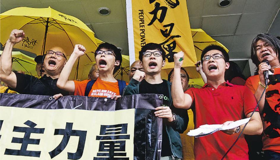 人民力量立法會議員陳偉業(左一)、學民思潮召集人黃之鋒(左二)、學聯秘書長羅冠聰(右三)及社民連副主席黄浩銘(右二)昨否認阻差辦公罪。數十人昨到庭支持4人,並在庭外高叫:「公民抗命、無畏無懼。」(李紹昌攝) 人民力量立法會議員陳偉業(左一)、學民思潮召集人黃之鋒(左二)、學聯秘書長羅冠聰(右三)及社民連副主席黄浩銘(右二)昨否認阻差辦公罪。數十人昨到庭支持4人,並在庭外高叫:「公民抗命、無畏無懼。」(李紹昌攝)