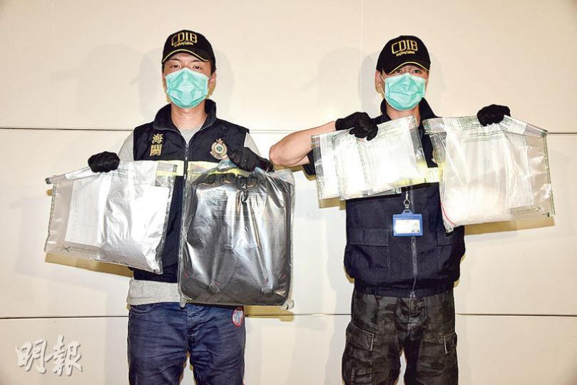 海關在羅湖口岸破獲的毒品案中,檢獲5包共重1.4公斤冰毒,市值63萬元。(蔡方山攝)警方在灣仔破獲的毒品案中,拘捕兩男兩女非華裔疑犯,黑布蒙頭押返警署扣查。(蔡方山攝) 海關在羅湖口岸破獲的毒品案中,檢獲5包共重1.4公斤冰毒,市值63萬元。(蔡方山攝)警方在灣仔破獲的毒品案中,拘捕兩男兩女非華裔疑犯,黑布蒙頭押返警署扣查。(蔡方山攝)