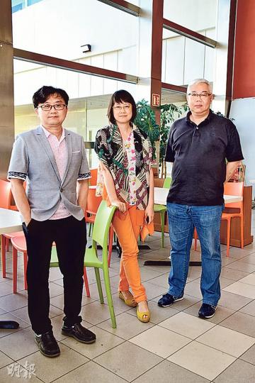 TVB編審蕭朗(左起)、湯健萍與徐達初曾炮製過不少經典處境劇。(攝影﹕梁迺楠)新版《愛.回家》監製羅鎮岳說大變身是給觀眾介紹一班新朋友。(攝影﹕梁迺楠) TVB編審蕭朗(左起)、湯健萍與徐達初曾炮製過不少經典處境劇。(攝影﹕梁迺楠)新版《愛.回家》監製羅鎮岳說大變身是給觀眾介紹一班新朋友。(攝影﹕梁迺楠)