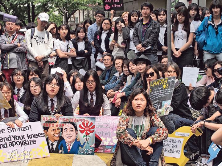 在日本大使館門外的集會上,韓國示威者展示繪有美國總統奧巴馬及日本首相安倍晉三的漫畫,諷刺美國縱容日本。(林康琪攝) 在日本大使館門外的集會上,韓國示威者展示繪有美國總統奧巴馬及日本首相安倍晉三的漫畫,諷刺美國縱容日本。(林康琪攝)