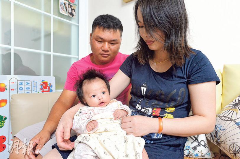 陳先生和陳太紛表示,當晚於居民大會並非「博大霧」,把女兒皮膚問題歸咎鉛水,只是女兒出生後於公立醫院各部門奔走,仍未找出女嬰病因,擔心與鉛水有關,希望可當局可關注並提供支援。(鄧宗弘攝) 陳先生和陳太紛表示,當晚於居民大會並非「博大霧」,把女兒皮膚問題歸咎鉛水,只是女兒出生後於公立醫院各部門奔走,仍未找出女嬰病因,擔心與鉛水有關,希望可當局可關注並提供支援。(鄧宗弘攝)