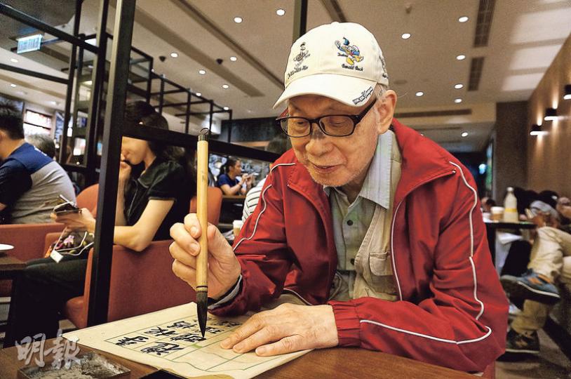文字是容若(圖)的根,多年來堅持追本溯源,或許因性格執着,不容半點馬虎。他喜愛書法,無奈近年眼疾纏身,不再揮灑自如;查經據典,則要靠太太和女兒幫忙。(袁樂婷攝)容若(右)為鑽研一個字的本義,不惜尋根究柢,「牙擦」如彭志銘(左),說到文字,只服容若一人。(袁樂婷攝) 文字是容若(圖)的根,多年來堅持追本溯源,或許因性格執着,不容半點馬虎。他喜愛書法,無奈近年眼疾纏身,不再揮灑自如;查經據典,則要靠太太和女兒幫忙。(袁樂婷攝)容若(右)為鑽研一個字的本義,不惜尋根究柢,「牙擦」如彭志銘(左),說到文字,只服容若一人。(袁樂婷攝)