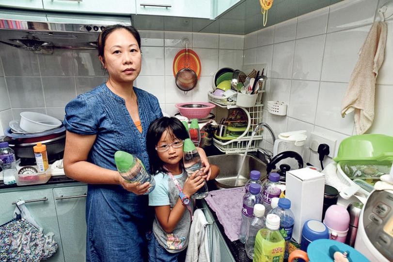 葵聯邨聯逸樓住戶黎太(左)一家3口自去年7月入伙,她說以往教導5歲女兒(右)多喝水,得悉單位含鉛量超標後感擔心,又說3人家庭每人每日只獲派一瓶800毫升蒸餾水,反問「派一支水可憐我?」(陳淑安攝)民建聯及廠商會檢定中心合作設置流動化驗車,今日將在粉嶺、美孚及沙田巡迴,並安排義工上門取樣測試。(陳淑安攝) 葵聯邨聯逸樓住戶黎太(左)一家3口自去年7月入伙,她說以往教導5歲女兒(右)多喝水,得悉單位含鉛量超標後感擔心,又說3人家庭每人每日只獲派一瓶800毫升蒸餾水,反問「派一支水可憐我?」(陳淑安攝)民建聯及廠商會檢定中心合作設置流動化驗車,今日將在粉嶺、美孚及沙田巡迴,並安排義工上門取樣測試。(陳淑安攝)
