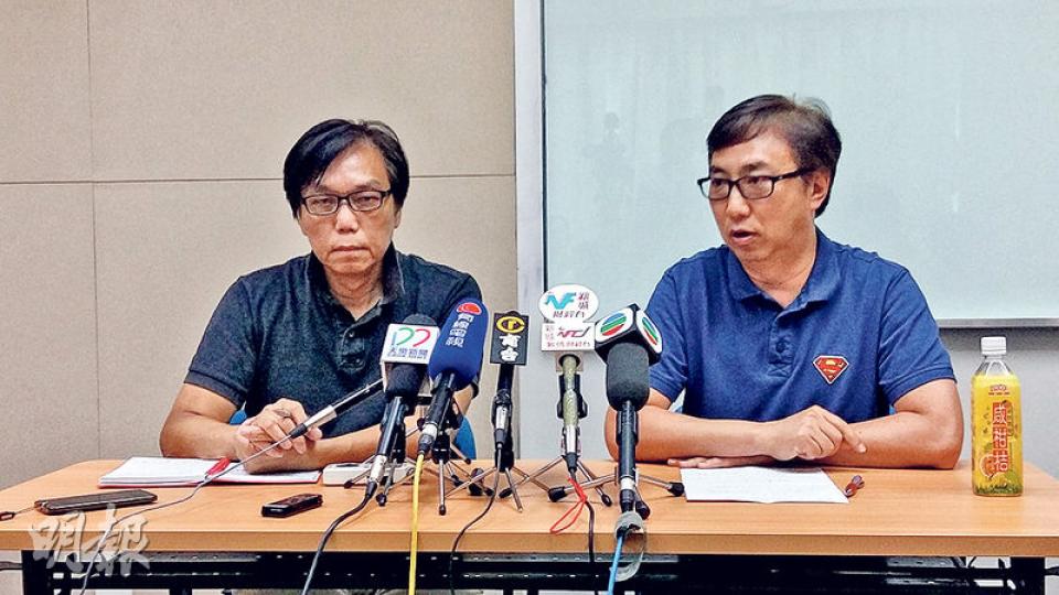 民主黨狄志遠(右)認為中委是以言入罪,「謀殺」黃成智(左)的政治生命,直斥「今天的民主黨是無民主的民主黨」,黨內缺乏言論空間。(鄧力行攝) 民主黨狄志遠(右)認為中委是以言入罪,「謀殺」黃成智(左)的政治生命,直斥「今天的民主黨是無民主的民主黨」,黨內缺乏言論空間。(鄧力行攝)