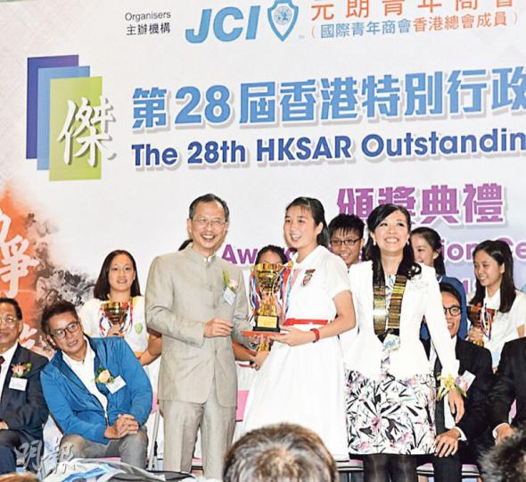 由元朗青年商會選出的十大傑出學生之一、保良局第一張永慶中學黃凱霆(中)希望可成為中立的立法會議員。(陳淑安攝) 由元朗青年商會選出的十大傑出學生之一、保良局第一張永慶中學黃凱霆(中)希望可成為中立的立法會議員。(陳淑安攝)